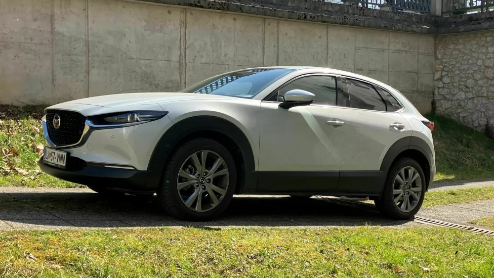 Mazda CX-30 izraževa športnost, hkrati pa ne skriva, da je športni terenec. Zmogljivosti so zgledne, serijska oprema pa bogata. Foto: Matej Štakul