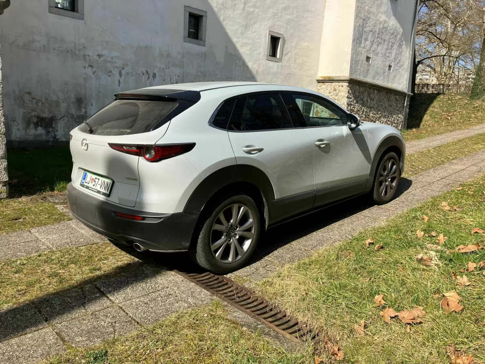 Prtljažnik pogoltne 430 litrov, na zadnji klopi je dovolj prostora za kolena in glavo srednje velikega potnika. Pogon je speljan na prednji kolesi. Foto: Matej Štakul