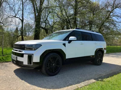 Santa fe je velik športni terenec, ki stavi na vozno udobje. Serijska oprema je bogata, voziti ga je mogoče zgolj na elektriko. Zadaj sta nameščena dva vzdolžno pomična sedeža. V dnu prtljažnika sta še peti in šesti sedež, a je dostop do njiju težaven. Prtljažnik je velik. Foto: Matej Štakul