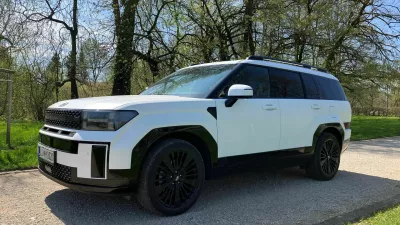 Santa fe je velik športni terenec, ki stavi na vozno udobje. Serijska oprema je bogata, voziti ga je mogoče zgolj na elektriko. Zadaj sta nameščena dva vzdolžno pomična sedeža. V dnu prtljažnika sta še peti in šesti sedež, a je dostop do njiju težaven. Prtljažnik je velik. Foto: Matej Štakul