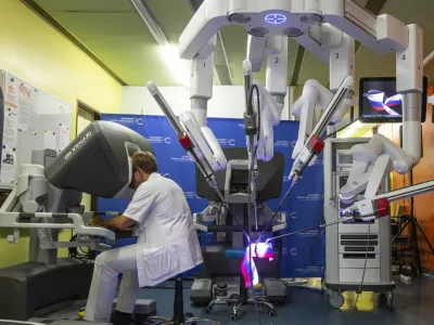 Robotska kirurgija (na fotografiji je oprema v UKC Ljubljana) se bo glede na trenutne napovedi širila, podrobnosti prihajajočih nakupov pa še niso znane. Foto: Matjaž Rušt