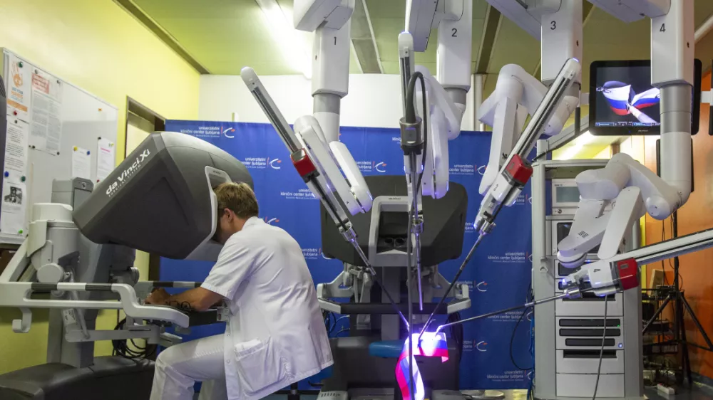Robotska kirurgija (na fotografiji je oprema v UKC Ljubljana) se bo glede na trenutne napovedi širila, podrobnosti prihajajočih nakupov pa še niso znane. Foto: Matjaž Rušt