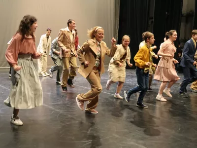 Inkluzivna plesna predstava V hiši 3in3 se godi sto stvari, CIRIUS Vipava, plešejo otroci in mladostniki s posebnimi potrebami in profesionalni plesalci. avtorici predstave Katja Bucik in Tjaša Bucik / Foto: Nataša Bucik Ozebek