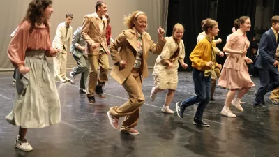 Inkluzivna plesna predstava V hiši 3in3 se godi sto stvari, CIRIUS Vipava, plešejo otroci in mladostniki s posebnimi potrebami in profesionalni plesalci. avtorici predstave Katja Bucik in Tjaša Bucik / Foto: Nataša Bucik Ozebek