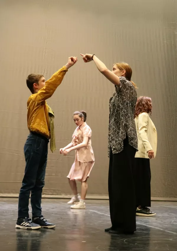 Inkluzivna plesna predstava V hiši 3in3 se godi sto stvari, CIRIUS Vipava, plešejo otroci in mladostniki s posebnimi potrebami in profesionalni plesalci. avtorici predstave Katja Bucik in Tjaša Bucik / Foto: Nataša Bucik Ozebek