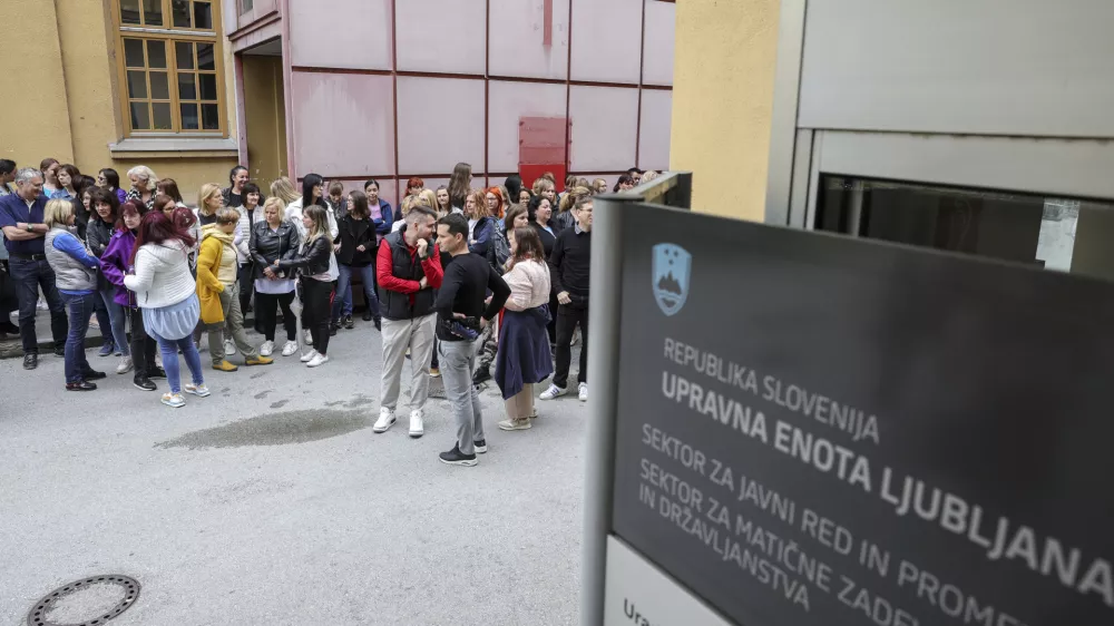 - Upravna enota Tobačna- 24.05.2023 - enourna opozorilna stavka zaposlenih na Upravni enoti UE Ljubljana - uradniki zahtevali dvig plač za sedem plačnih razredov in izenačitev nazivov na upravni enoti z nazivi na ministrstvih – protest – protestni shod - //FOTO: Jaka Gasar