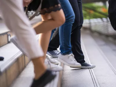 Close up of legs and shoes walking on street in the city / Foto: Naypong