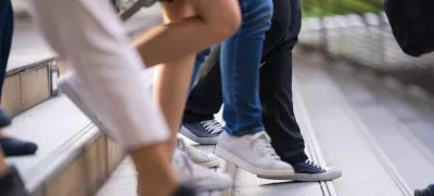 Close up of legs and shoes walking on street in the city / Foto: Naypong