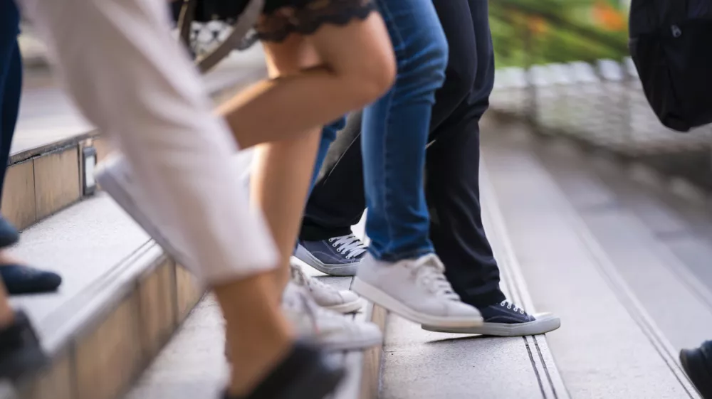 Close up of legs and shoes walking on street in the city / Foto: Naypong