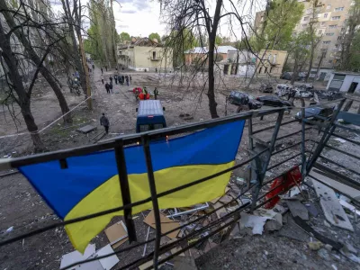 26 April 2025, Ukraine, Kiev: A Ukrainian flag hangs outside a damaged apartment overlooking the site of destruction in the Sviatoshynskyi district two days after a Russian missile strike on Kiev. Photo: Andreas Stroh/ZUMA Press Wire/dpa