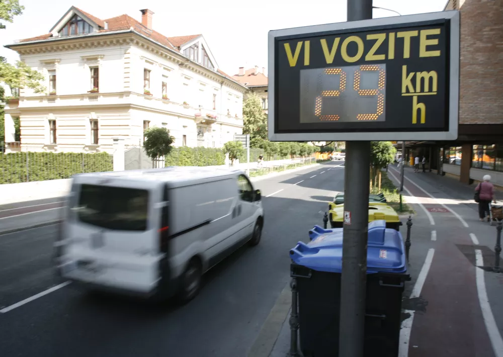 - preventivno merjenje hitrosti - Resljeva ulica,- DIGISPEED 8 RS sistem preventivnega merjenja hitrosti vozil v cestnem prometu, izmerjeno hitrost prikaže na informativnem prikazovalniku (display-u), ki prikazuje vašo hitrost s pomočjo pasivnih elektromagnetnih točk, ki so opremljene tudi z LED osvetlitvijo/FOTO: Matej PovšeOPOMBA: ZA OBJAVO V ČASOPISU DNEVNIK