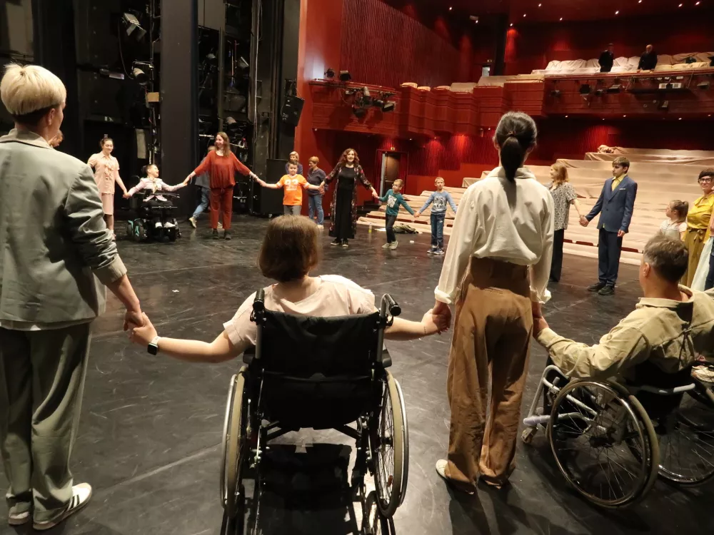 Inkluzivna plesna predstava V hiši 3in3 se godi sto stvari, CIRIUS Vipava, plešejo otroci in mladostniki s posebnimi potrebami in profesionalni plesalci. avtorici predstave Katja Bucik in Tjaša Bucik / Foto: Nataša Bucik Ozebek