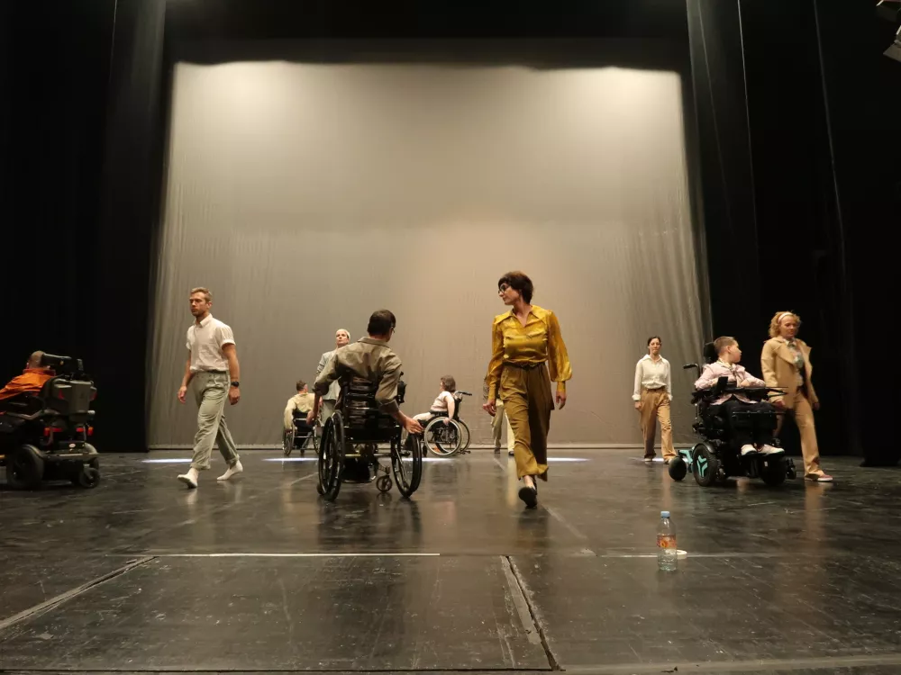 Inkluzivna plesna predstava V hiši 3in3 se godi sto stvari, CIRIUS Vipava, plešejo otroci in mladostniki s posebnimi potrebami in profesionalni plesalci. avtorici predstave Katja Bucik in Tjaša Bucik / Foto: Nataša Bucik Ozebek