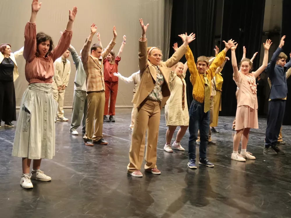 Inkluzivna plesna predstava V hiši 3in3 se godi sto stvari, CIRIUS Vipava, plešejo otroci in mladostniki s posebnimi potrebami in profesionalni plesalci. avtorici predstave Katja Bucik in Tjaša Bucik / Foto: Nataša Bucik Ozebek