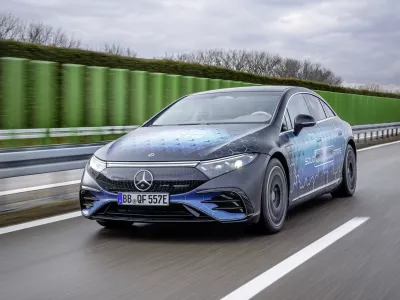 Mercedes-Benz startet Straßentests des ersten Fahrzeugs mit Festkörperbatterie Mercedes-Benz starts road testing first solid-state-battery vehicle 