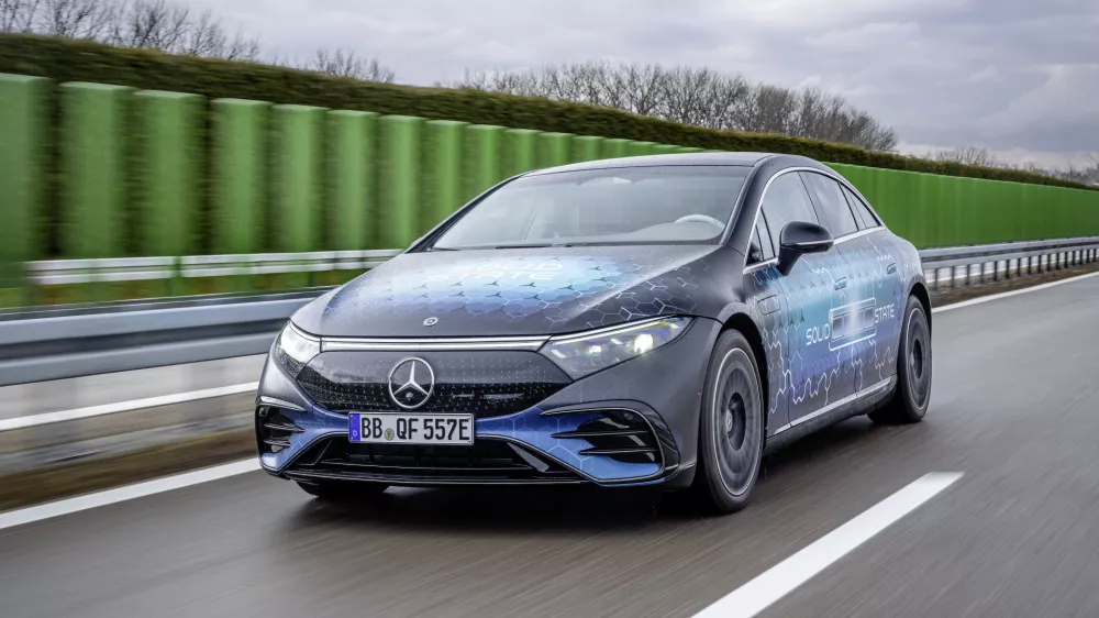 Mercedes-Benz startet Straßentests des ersten Fahrzeugs mit Festkörperbatterie Mercedes-Benz starts road testing first solid-state-battery vehicle 