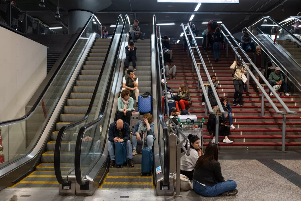 28 April 2025, Spain, Madrid: People take shelter at Atocha train station, where they will spend the night after the electrical blackout. Power started returning to parts of the Iberian peninsula late on Monday after a huge outage brought most of Spain and Portugal to a standstill, grounding planes, halting public transport, and forcing hospitals to suspend routine operations. Photo: Alejandro Martínez Vélez/EUROPA PRESS/dpa