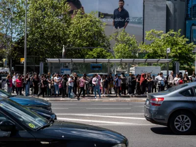 28 April 2025, Spain, Madrid: People wait for the bus in Madrid after the electrical blackout. Power started returning to parts of the Iberian peninsula late on Monday after a huge outage brought most of Spain and Portugal to a standstill, grounding planes, halting public transport, and forcing hospitals to suspend routine operations. Photo: Matias Chiofalo/EUROPA PRESS/dpa