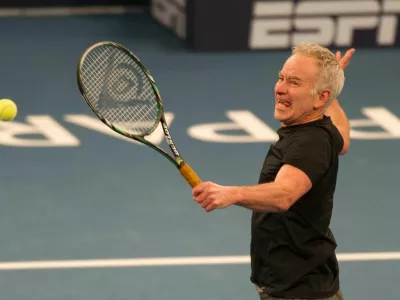 Teniška legenda John McEnroe še danes rad prime lopar v roke. Foto: Reuters