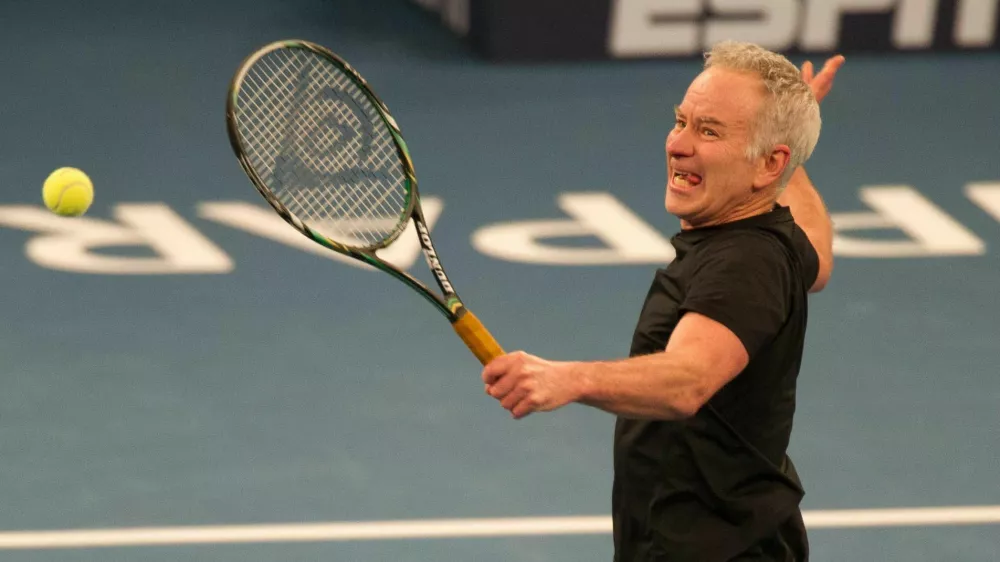 Teniška legenda John McEnroe še danes rad prime lopar v roke. Foto: Reuters