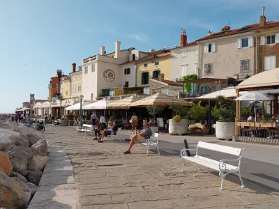 V začetku tega tedna so domačini v Piranu še lahko uživali v spokojnosti starega mesta, ki ga bodo čez prvomajske praznike znova preplavili turisti. F Vesna Levičnik