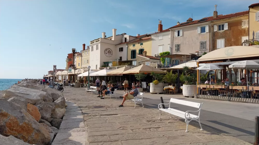 V začetku tega tedna so domačini v Piranu še lahko uživali v spokojnosti starega mesta, ki ga bodo čez prvomajske praznike znova preplavili turisti. F Vesna Levičnik