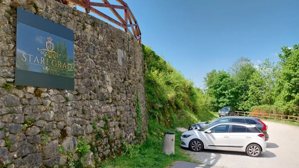 Pod gostilno je tudi urejeno parkirišče, vseeno pa goste nagovarjajo, da do ruševin gradu pridejo iz doline peš. 