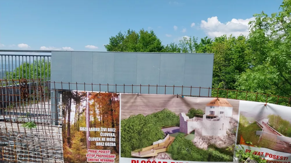  občinskega prostorskega načrta (OPN), s čimer je omogočila tudi legalizacijo razgledne ploščadi na Starem gradu nad Kamnikom, investitor na upravno enoto še ni vložil zahteve za pridobitev gradbenega dovoljenja. 