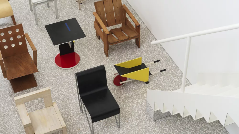 Razstava Ansambel – Gerrit Rietveld in zbirka MAO prikazuje izjemno nizozemsko oblikovanje. Foto: Jaka Babnik