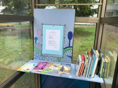 V telefonski govorilnici je nastal prostor za branje ali izmenjavo knjig. Foto: Eva Branc