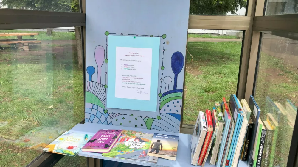 V telefonski govorilnici je nastal prostor za branje ali izmenjavo knjig. Foto: Eva Branc