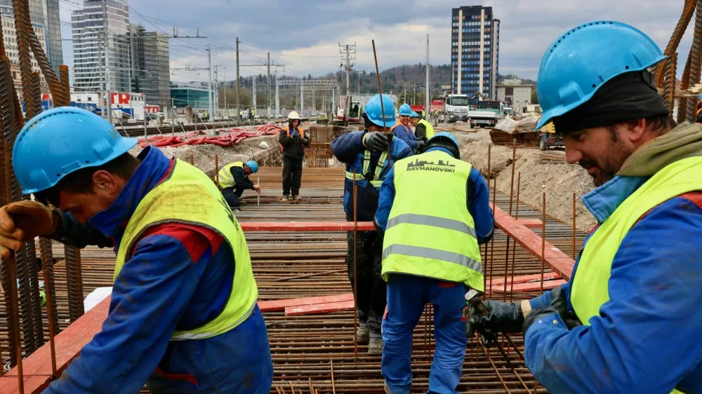 Največ kršitev delovne zakonodaje je bilo tudi lani v gradbeništvu, sledita gostinstvo in predelovalna dejavnost. Foto: Jaka Gasar