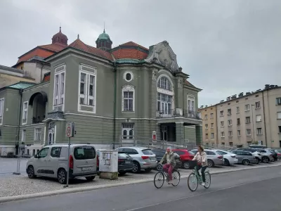 Avtomobili pešcem onemogočijo normalni prehod. Foto: Vanja Brkić