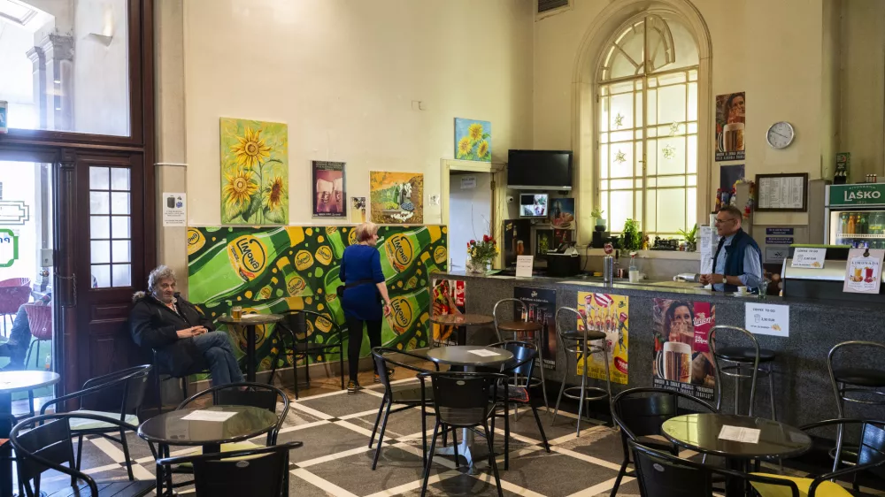 Z gradnjo nove železniške postaje bodo v kratkem zaprli Podhod bar v avli. Lokal, ki je sicer z drugo podobo in vzdušjem bil v sedanjem času nekakšen odmev, če ne vsaj fizično obeležje nekdanjega dogajanja. Foto: Nik Erik Neubauer