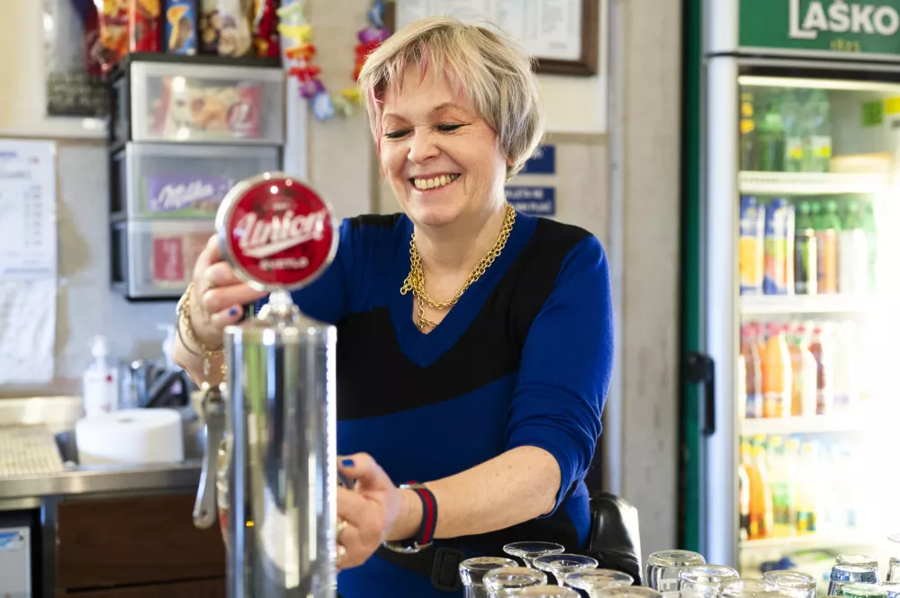 Anica Skok je bila od leta 1987 vodja kuhinje v nekdanji kolodvorski restavraciji, nato pa od leta 2001 najemnica Prehod bara v pritličju železniške postaje. Foto: Nik Erik Neubauer