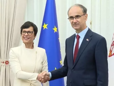 Komisarka za širitev Marta Kos in premier Srbije Đuro Macut. 
