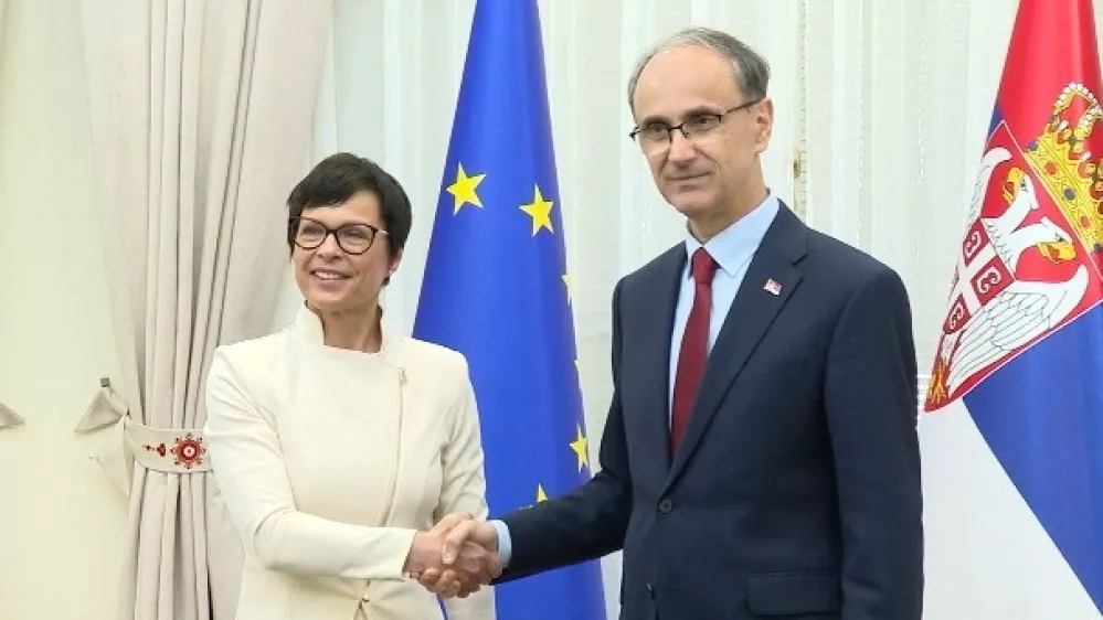 Komisarka za širitev Marta Kos in premier Srbije Đuro Macut. 