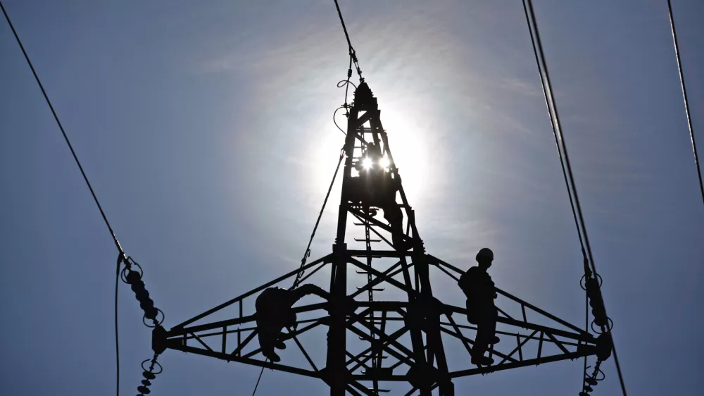 V Sloveniji popolnega električnega mrka nismo doživeli že več desetletij, so se pa dogajali manjši mrki z zelo omejenimi lokalnimi posledicami, ki so bile odpravljene v nekaj urah. F Luka Cjuha Q