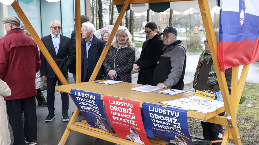 - 13.03.2025 - Janez Jan&scaron;a oddal svoj podpis PROTI PRIVILEGIJEM na Upravni enoti, Linhartova - referendum, plakati, SDS//FOTO: Jaka Gasar