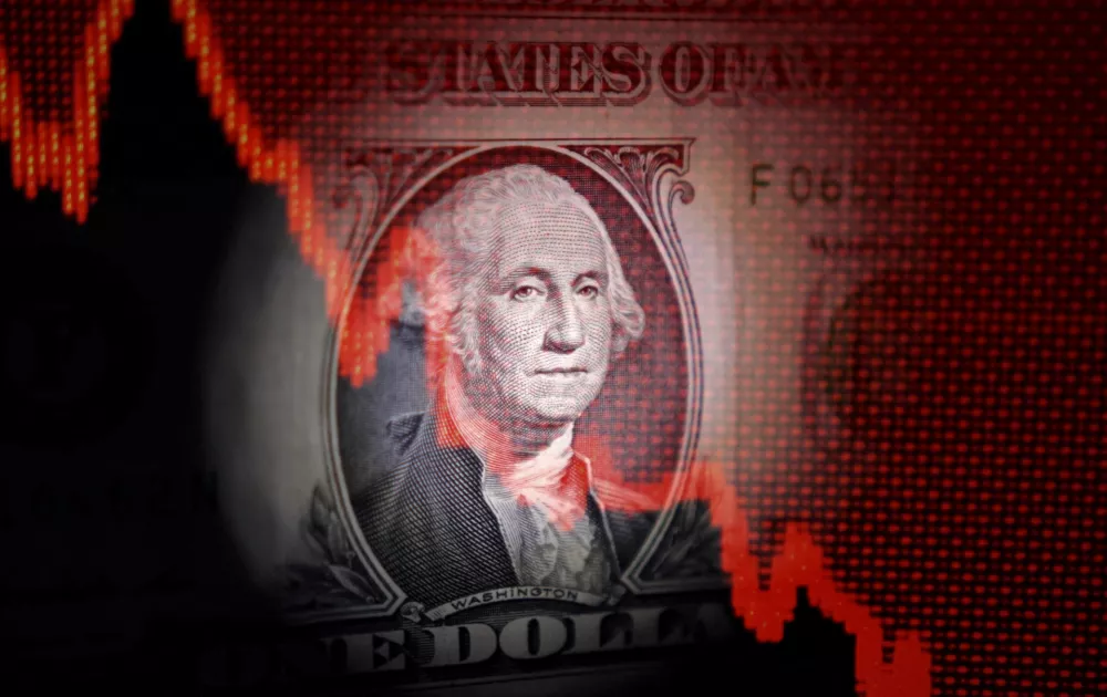 Trump naj bi si zdaj želel predvsem znižati tečaj dolarja, kar bi olajšalo ameriški izvoz in znižalo trgovinski primanjkljaj, hkrati pa bi rad, da dolar ostane svetovna rezervna valuta. / Foto: Reuters