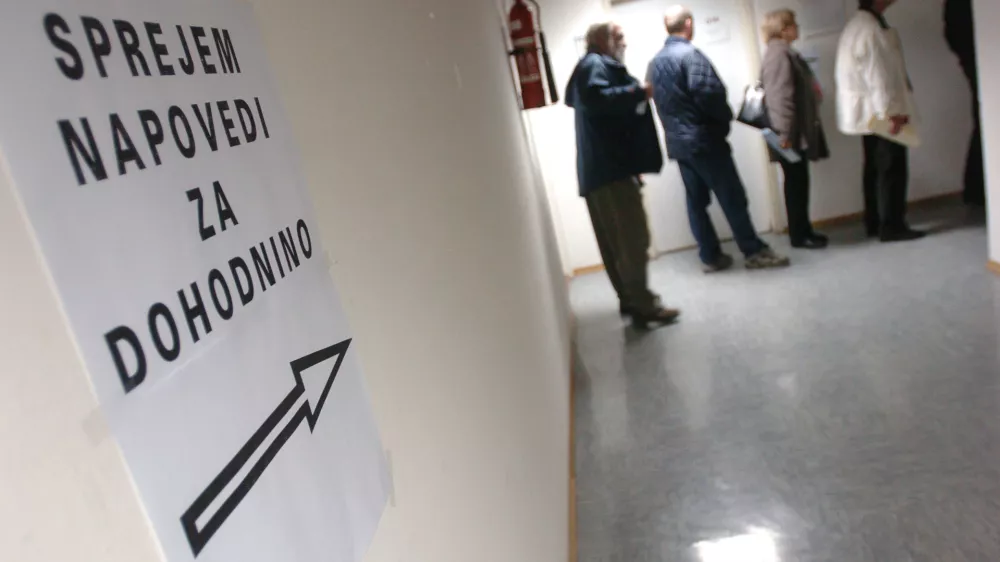 - sprejem napovedi za dohodnino - oddaja davčne napovedi - dohodnina 2005, DURS, Davčni urad, izpostava Ljubljana Vič, //FOTO: Matej PovšeOPOMBA: ZA OBJAVO V ČASOPISU DNEVNIK