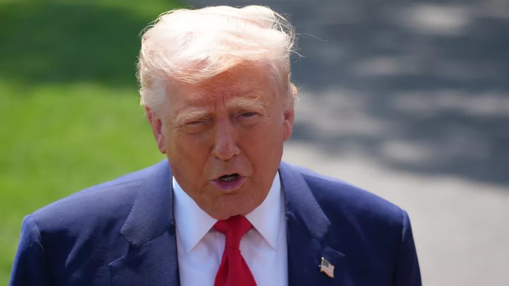 29 April 2025, US, Washington: US President Donald Trump takes questions from the press prior to boarding Marine One. The President is heading to Michigan to commemorate 100 days of his second term. Photo: Andrew Leyden/ZUMA Press Wire/dpa