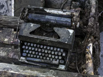 ﻿- 23.04.2016 - Ekološko-čistilna akcija Ljubljanica 2016 - spomladansko čiščenje reke Ljubljanice od Trnovskega pristana do Tromostovja v Ljubljani - pisalni stroj  //FOTO: Jaka Gasar