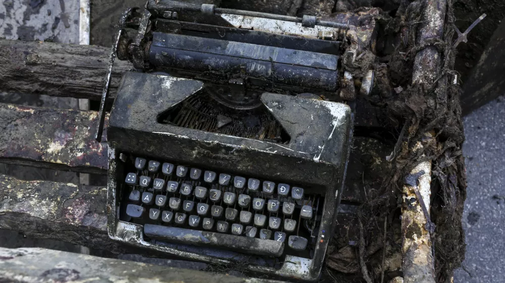 ﻿- 23.04.2016 - Ekološko-čistilna akcija Ljubljanica 2016 - spomladansko čiščenje reke Ljubljanice od Trnovskega pristana do Tromostovja v Ljubljani - pisalni stroj  //FOTO: Jaka Gasar