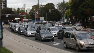 - 26.10.2023 - Tivolska cesta - prometni zastoj v Ljubljani //FOTO: Luka Cjuha
