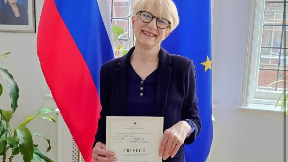 Strokovnjakinja za vino Caroline Gilby je državljanstvo prejela kot priznanje za dvajsetletno delo. Foto: zajem zaslona