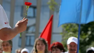 - ilustrativna fotografija - 1. maj - praznik dela, nagelj - protestni shod Sindikata delavcev gostinstva in turizma Slovenije pred GZS v podporo že izpogajanim zahtevam v pogajanjih za dvig plač v gostinstvu in turizmu za leto 2009;//FOTO: Luka CjuhaOPOMBA: ZA OBJAVO V ČASOPISU DNEVNIK