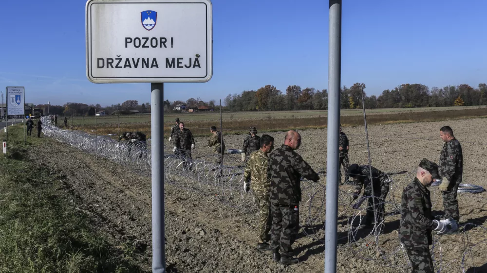 ﻿- 11.11.2015 - Gibina v Občini Razkrižje ob reki Muri - slovenska vojska je na meji s Hrvaško začela postavljati prve tehnične ovire oziroma žičnato ograjo, ki bo usmerjala prebežnike proti nadzornim vstopnim točkam - začasna usmerjevalna in varovana žičnata ograja - schengensko območje tabla pozor državna meja - gibanje omejeno   - Begunci 2015 - migracije po zahodni balkanski poti - migracijska pot beguncev iz Sirije, Afganistana in Iraka čez Balkan proti zahodni Evropi - evropska begunska kriza - migranti   //FOTO: Jaka Gasar