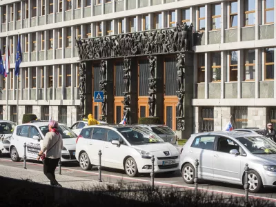 ﻿Ljubljana, pred DZ.Novinarska konferenca Sindikata taksistov pri Sindikatu delavcev prometa in zvez, na kateri so predstavili stisko, v kateri so se znasli po sprejetju odloka o omejitvah in nacinu izvajanja javnega prevoza potnikov.