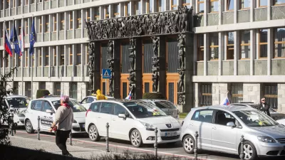 ﻿Ljubljana, pred DZ.Novinarska konferenca Sindikata taksistov pri Sindikatu delavcev prometa in zvez, na kateri so predstavili stisko, v kateri so se znasli po sprejetju odloka o omejitvah in nacinu izvajanja javnega prevoza potnikov.